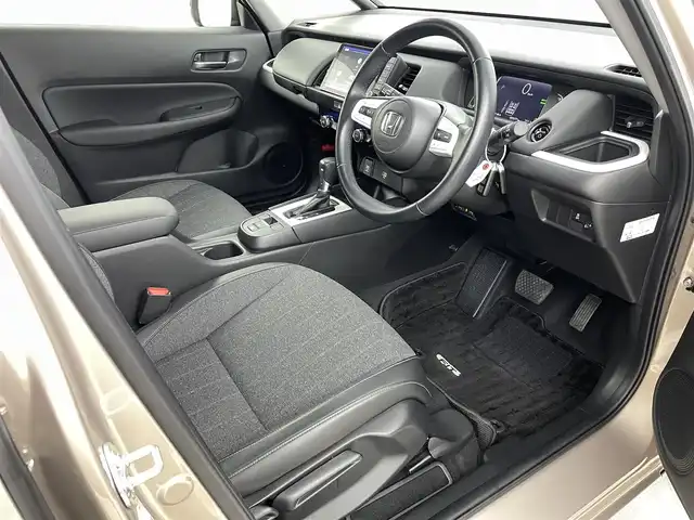 ホンダ フィット e:HEVホーム 福島県 2023(令5)年 2.4万km ゴールド ホンダセンシング/・衝突被害軽減システム/・誤発進抑制機能/・車線逸脱防止機能/・歩行者事故低減システム/・車線維持アシスト/・先行車発進お知らせ機能/・標識認識機能/・コーナーセンサー/純正9インチインターナビ/・フルセグ/TV/BT/SD/CD/DVD/USB/AM/FM/バックカメラ/ACC/LEDオートライト/・フォグランプ/・オートハイビーム/・オートマチックハイビーム/ハーフレザーシート/・チップアップシート/純正アルミホイール付きサマータイヤ/革ステアリング/・ステアリングリモコン/電子パーキング/・ブレーキホールド/電動格納ミラー/・ウィンカーミラー/・オートミラー/アイドリングストップ/ETC/前後ドラレコ/純正ドアバイザー/純正フロアマット/プッシュスタート/・スマートキー/・スペアキー