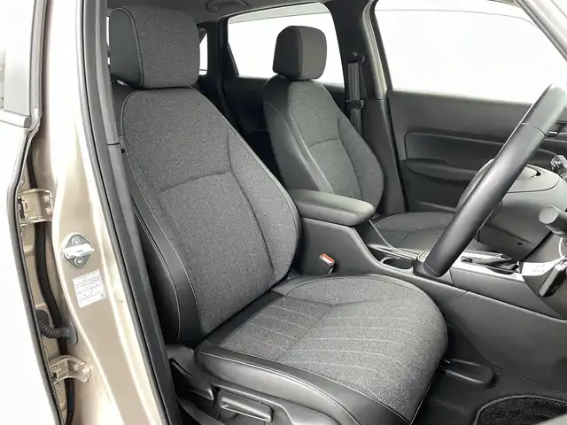 ホンダ フィット e:HEVホーム 福島県 2023(令5)年 2.4万km ゴールド ホンダセンシング/・衝突被害軽減システム/・誤発進抑制機能/・車線逸脱防止機能/・歩行者事故低減システム/・車線維持アシスト/・先行車発進お知らせ機能/・標識認識機能/・コーナーセンサー/純正9インチインターナビ/・フルセグ/TV/BT/SD/CD/DVD/USB/AM/FM/バックカメラ/ACC/LEDオートライト/・フォグランプ/・オートハイビーム/・オートマチックハイビーム/ハーフレザーシート/・チップアップシート/純正アルミホイール付きサマータイヤ/革ステアリング/・ステアリングリモコン/電子パーキング/・ブレーキホールド/電動格納ミラー/・ウィンカーミラー/・オートミラー/アイドリングストップ/ETC/前後ドラレコ/純正ドアバイザー/純正フロアマット/プッシュスタート/・スマートキー/・スペアキー