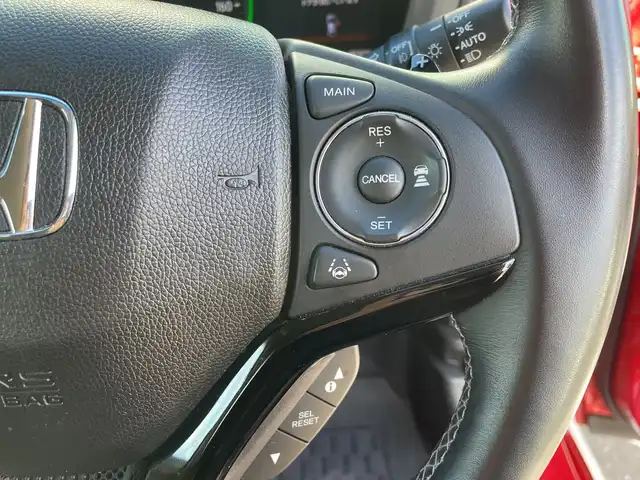 ホンダ ヴェゼル ハイブリッド Z ホンダセンシング 神奈川県 2017(平29)年 5.4万km プレミアムクリスタルレッドM 純正メモリナビ（VXM-175VFi）/Bluetooth/CD/DVD/フルセグ/USB/追従式クルーズコントロール/前席シートヒーター/パドルシフト/パーキングセンサー/ルーフレール/LEDヘッドライト/LEDフォグランプ/ブレーキホールド/シートポジションメモリー/プッシュスタート/スマートキー/純正アルミホイール/純正フロアマット/ETC/電動格納ミラー/ドアバイザー/横滑り防止装置/レーンキープアシスト/衝突被害軽減システム