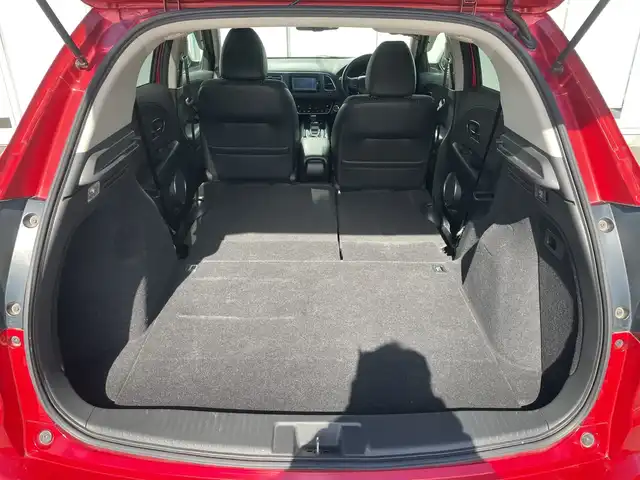 ホンダ ヴェゼル ハイブリッド Z ホンダセンシング 神奈川県 2017(平29)年 5.4万km プレミアムクリスタルレッドM 純正メモリナビ（VXM-175VFi）/Bluetooth/CD/DVD/フルセグ/USB/追従式クルーズコントロール/前席シートヒーター/パドルシフト/パーキングセンサー/ルーフレール/LEDヘッドライト/LEDフォグランプ/ブレーキホールド/シートポジションメモリー/プッシュスタート/スマートキー/純正アルミホイール/純正フロアマット/ETC/電動格納ミラー/ドアバイザー/横滑り防止装置/レーンキープアシスト/衝突被害軽減システム