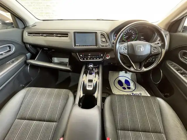 ホンダ ヴェゼル ハイブリッド 岩手県 2017(平29)年 11.6万km ホワイトオーキッドパール ワンオーナー/４WD/パドルシフト/レーンアシスト/衝突被害軽減ブレーキ/横滑り防止装置/バックカメラ/リアクティブフォースペダル/クルーズコントロール/フロントワイパーデアイサー/チップアップリアシート/オールオートパワーウィンドウ/シートヒーター/ETC/ドライブレコーダー/ハーフレザーシート/純正フロアマット/純正１７インチアルミホイール/純正LEDヘッドライト