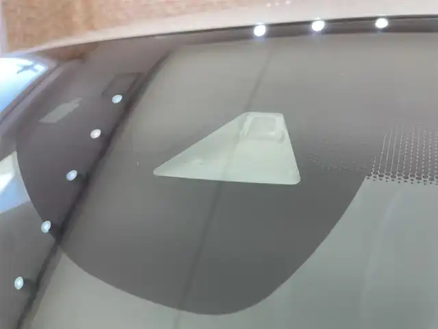 ホンダ ヴェゼル ハイブリッド 岩手県 2017(平29)年 11.6万km ホワイトオーキッドパール ワンオーナー/４WD/パドルシフト/レーンアシスト/衝突被害軽減ブレーキ/横滑り防止装置/バックカメラ/リアクティブフォースペダル/クルーズコントロール/フロントワイパーデアイサー/チップアップリアシート/オールオートパワーウィンドウ/シートヒーター/ETC/ドライブレコーダー/ハーフレザーシート/純正フロアマット/純正１７インチアルミホイール/純正LEDヘッドライト