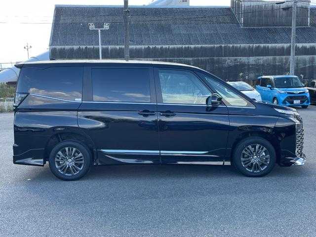 トヨタ ヴォクシー ハイブリッド S－Z 山形県 2025(令7)年 0.9万km アティチュードブラックマイカ 4WD/トヨタセーフティセンス/快適パッケージ/MODELLISTAフルエアロ/純正メモリナビ/　　【CD　DVD　BT　フルセグ　USB】/バックカメラ/両側パワースライドドア/パワーバックドア/レーダークルーズコントロール/LEDオートライト/ハーフレザーシート/シートヒーター/純正16インチアルミホイール/ステアリングスイッチ/ドライブレコーダー/スマートキー×2/ETC2.0/ワンオーナー