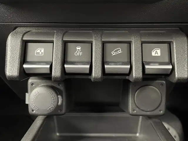 スズキ ジムニー XC 大分県 2022(令4)年 0.9万km ピュアホワイトP スズキセーフティサポート/社外ナビ（Panasonic）/Ｂｌｕｅｔｏｏｔｈ/CD/DVD/フルセグ/クルーズコントロール/シートヒーター（D＋N）/ＥＴＣ　/ステアリングスイッチ/ダウンヒルアシストコントロール/アイドリングストップ/純正１６ＡＷ/オートＬＥＤライト/フォグランプ/スマートキー/スペアキー