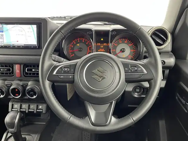 スズキ ジムニー XC 大分県 2022(令4)年 0.9万km ピュアホワイトP スズキセーフティサポート/社外ナビ（Panasonic）/Ｂｌｕｅｔｏｏｔｈ/CD/DVD/フルセグ/クルーズコントロール/シートヒーター（D＋N）/ＥＴＣ　/ステアリングスイッチ/ダウンヒルアシストコントロール/アイドリングストップ/純正１６ＡＷ/オートＬＥＤライト/フォグランプ/スマートキー/スペアキー