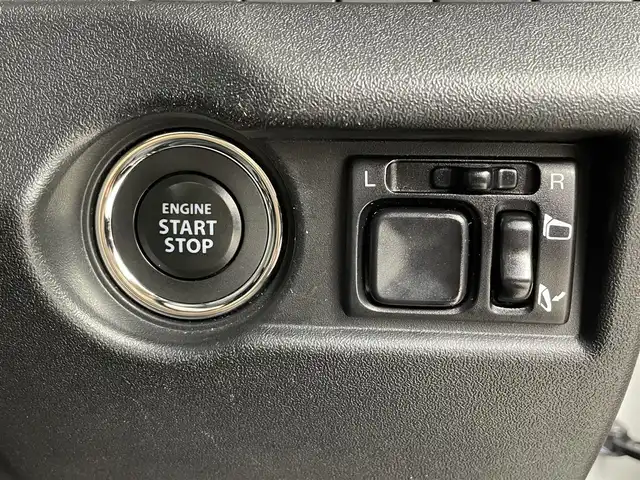 スズキ ジムニー XC 大分県 2022(令4)年 0.9万km ピュアホワイトP スズキセーフティサポート/社外ナビ（Panasonic）/Ｂｌｕｅｔｏｏｔｈ/CD/DVD/フルセグ/クルーズコントロール/シートヒーター（D＋N）/ＥＴＣ　/ステアリングスイッチ/ダウンヒルアシストコントロール/アイドリングストップ/純正１６ＡＷ/オートＬＥＤライト/フォグランプ/スマートキー/スペアキー