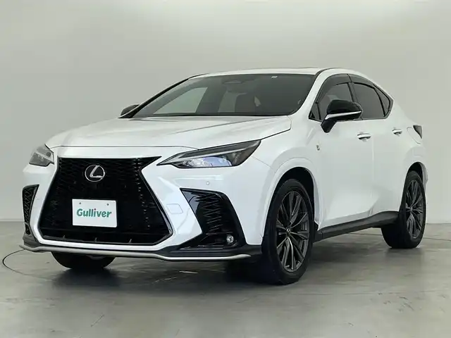 レクサス ＮＸ 350h Fスポーツ 群馬県 2023(令5)年 2.8万km ホワイトノーヴァガラスフレーク ムーンルーフ(チルト/スライド式)/デジタルインナーミラー/置くだけ充電/前後席シートヒーター/後席6:4分割可倒式シート(電動格納機能付)/Fスポーツ専用ブラック塗装アルミホイール(235/50R20)/＝＝＝＝＝＝/純正14インチディスプレイオーディオ/(AM/FM/Bluetooth/フルセグTV/CD/DVD//USB/AppleCarPlay/AndroidAuto)/パノラミックビューモニター(床下透過表示機能付)/ハンズフリーパワーバックドア/Lexus Safety System/ ・プリクラッシュセーフティシステム/ ・緊急時操舵支援/ ・フロントクロストラフィックアラート/ ・レーンチェンジアシスト/ ・オートマチックハイビーム/カラーヘッドアップディスプレイ/ブラインドスポットモニター/パドルシフト/前席パワーシート(メモリ機能付)/前席シートベンチレーション/ステアリングヒーター/ETC2.0/電動パーキングブレーキ/オートブレーキホールド/プッシュスタート/スマートキー