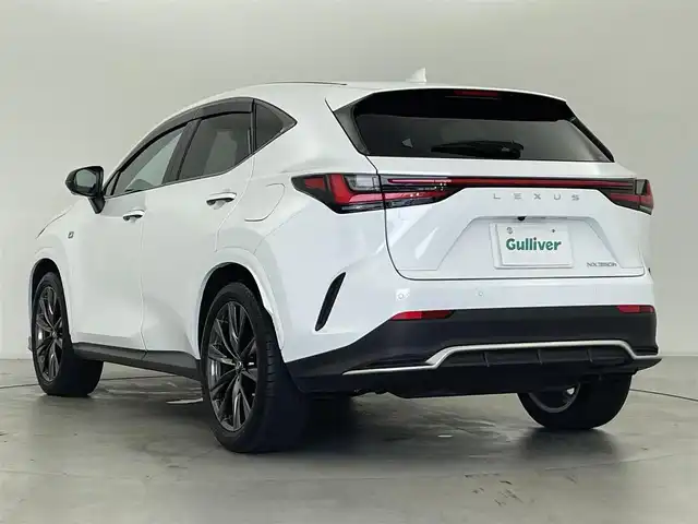 レクサス ＮＸ 350h Fスポーツ 群馬県 2023(令5)年 2.8万km ホワイトノーヴァガラスフレーク ムーンルーフ(チルト/スライド式)/デジタルインナーミラー/置くだけ充電/前後席シートヒーター/後席6:4分割可倒式シート(電動格納機能付)/Fスポーツ専用ブラック塗装アルミホイール(235/50R20)/＝＝＝＝＝＝/純正14インチディスプレイオーディオ/(AM/FM/Bluetooth/フルセグTV/CD/DVD//USB/AppleCarPlay/AndroidAuto)/パノラミックビューモニター(床下透過表示機能付)/ハンズフリーパワーバックドア/Lexus Safety System/ ・プリクラッシュセーフティシステム/ ・緊急時操舵支援/ ・フロントクロストラフィックアラート/ ・レーンチェンジアシスト/ ・オートマチックハイビーム/カラーヘッドアップディスプレイ/ブラインドスポットモニター/パドルシフト/前席パワーシート(メモリ機能付)/前席シートベンチレーション/ステアリングヒーター/ETC2.0/電動パーキングブレーキ/オートブレーキホールド/プッシュスタート/スマートキー