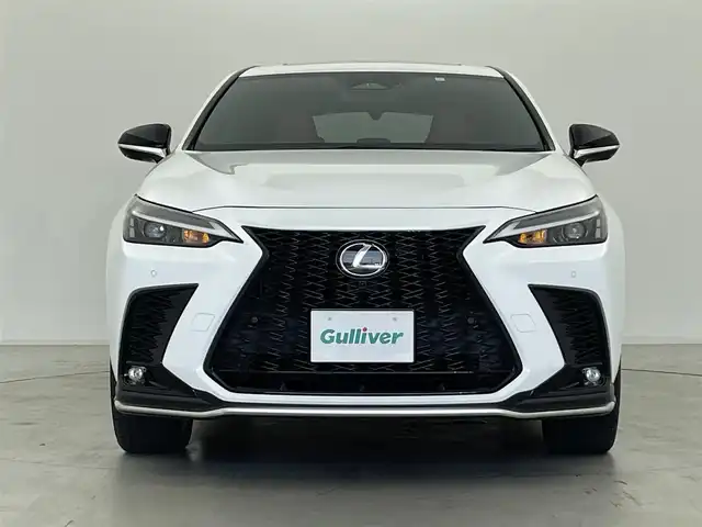 レクサス ＮＸ 350h Fスポーツ 群馬県 2023(令5)年 2.8万km ホワイトノーヴァガラスフレーク ムーンルーフ(チルト/スライド式)/デジタルインナーミラー/置くだけ充電/前後席シートヒーター/後席6:4分割可倒式シート(電動格納機能付)/Fスポーツ専用ブラック塗装アルミホイール(235/50R20)/＝＝＝＝＝＝/純正14インチディスプレイオーディオ/(AM/FM/Bluetooth/フルセグTV/CD/DVD//USB/AppleCarPlay/AndroidAuto)/パノラミックビューモニター(床下透過表示機能付)/ハンズフリーパワーバックドア/Lexus Safety System/ ・プリクラッシュセーフティシステム/ ・緊急時操舵支援/ ・フロントクロストラフィックアラート/ ・レーンチェンジアシスト/ ・オートマチックハイビーム/カラーヘッドアップディスプレイ/ブラインドスポットモニター/パドルシフト/前席パワーシート(メモリ機能付)/前席シートベンチレーション/ステアリングヒーター/ETC2.0/電動パーキングブレーキ/オートブレーキホールド/プッシュスタート/スマートキー