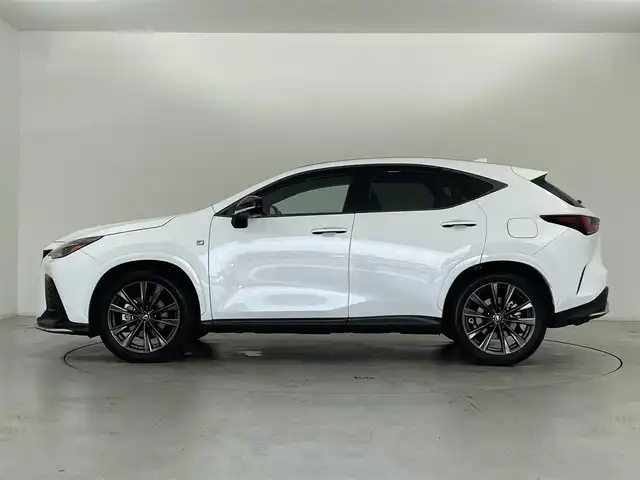 レクサス ＮＸ 350h Fスポーツ 群馬県 2023(令5)年 2.8万km ホワイトノーヴァガラスフレーク ムーンルーフ(チルト/スライド式)/デジタルインナーミラー/置くだけ充電/前後席シートヒーター/後席6:4分割可倒式シート(電動格納機能付)/Fスポーツ専用ブラック塗装アルミホイール(235/50R20)/＝＝＝＝＝＝/純正14インチディスプレイオーディオ/(AM/FM/Bluetooth/フルセグTV/CD/DVD//USB/AppleCarPlay/AndroidAuto)/パノラミックビューモニター(床下透過表示機能付)/ハンズフリーパワーバックドア/Lexus Safety System/ ・プリクラッシュセーフティシステム/ ・緊急時操舵支援/ ・フロントクロストラフィックアラート/ ・レーンチェンジアシスト/ ・オートマチックハイビーム/カラーヘッドアップディスプレイ/ブラインドスポットモニター/パドルシフト/前席パワーシート(メモリ機能付)/前席シートベンチレーション/ステアリングヒーター/ETC2.0/電動パーキングブレーキ/オートブレーキホールド/プッシュスタート/スマートキー