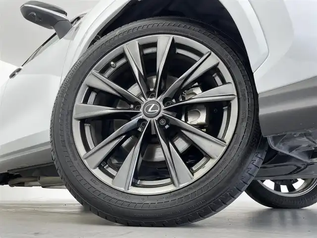 レクサス ＮＸ 350h Fスポーツ 群馬県 2023(令5)年 2.8万km ホワイトノーヴァガラスフレーク ムーンルーフ(チルト/スライド式)/デジタルインナーミラー/置くだけ充電/前後席シートヒーター/後席6:4分割可倒式シート(電動格納機能付)/Fスポーツ専用ブラック塗装アルミホイール(235/50R20)/＝＝＝＝＝＝/純正14インチディスプレイオーディオ/(AM/FM/Bluetooth/フルセグTV/CD/DVD//USB/AppleCarPlay/AndroidAuto)/パノラミックビューモニター(床下透過表示機能付)/ハンズフリーパワーバックドア/Lexus Safety System/ ・プリクラッシュセーフティシステム/ ・緊急時操舵支援/ ・フロントクロストラフィックアラート/ ・レーンチェンジアシスト/ ・オートマチックハイビーム/カラーヘッドアップディスプレイ/ブラインドスポットモニター/パドルシフト/前席パワーシート(メモリ機能付)/前席シートベンチレーション/ステアリングヒーター/ETC2.0/電動パーキングブレーキ/オートブレーキホールド/プッシュスタート/スマートキー