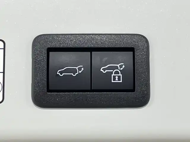 トヨタ カローラ クロス ハイブリッド Z 神奈川県 2022(令4)年 2.3万km プラチナホワイトパールマイカ パノラマガラスルーフ　/モデリスタエアロ　/純正9インチディスプレイオーディオ　/Miracast　Bluetooth　USB　フルセグTV　/バックカメラ　/トヨタセーフティセンス　/プリクラッシュセーフティ　/レーントレーシングアシスト　/クリアランスソナー　/レーダークルーズコントロール　/オートマチックハイビーム　/ロードサインアシスト　/ハーフレザーシート　/運転席パワーシート　/前席シートヒーター　/ドアバイザー　/電動パーキングブレーキ　/オートブレーキホールド