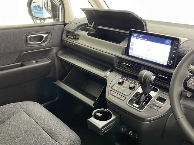 ホンダ ステップワゴン エアー EX 長野県 2025(令7)年 0.1千km プラチナホワイトパール 4WD/純正メモリナビ/（フルセグTV＆BL＆AppleCarPay＆AndroidAuto＆USB＆FM・AM）/全周囲カメラ/寒冷地仕様/クルーズコントロール（追従あり）/レーンキープアシスト/衝突被害軽減システム/クリアランスソナー/両側パワースライドドア/オットマン（2列目）/サンシェード（2列目）/パドルシフト/電動パーキングブレーキ/ブレーキホールド/LEDヘッドライト/オートマチックハイビーム/フォグランプ/ドアバイザー/ETC/シートヒーター（前席）/スマートキー/スペアキー