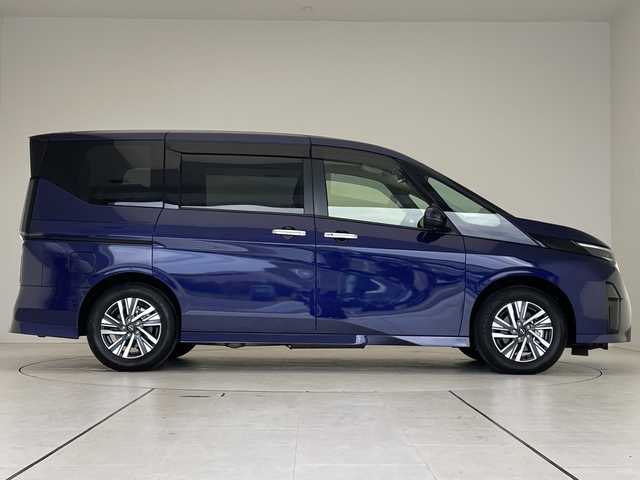 日産 セレナ ハイウェイスター V 愛知県 2023(令5)年 0.9万km アズライトブルー 純正12.3型ディスプレイオーディオナビ/全方位カメラ/両側パワースライドドア/レーダークルーズコントロール/バックカメラ/コーナーセンサー/純正アルミホイール/ETC2.0/ブラインドスポットモニター/LEDヘッドライト/パドルシフト/インテリジェントミラー/リアオートエアコン/オートマチックハイビーム/ワイヤレス充電機/ドライブレコーダー/ステアリングスイッチ/スマートキー/プッシュスタート