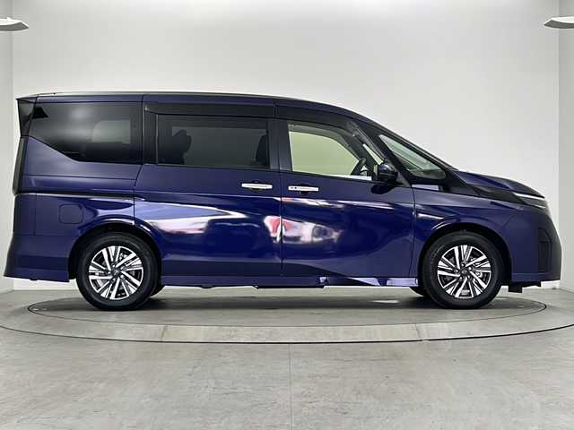 日産 セレナ ハイウェイスター V 大阪府 2023(令5)年 1.7万km 青 ワンオーナー/純正12.3インチディスプレイオーディオ(ナビ有)/【フルセグTV/Bluetooth/USB接続/HDMI】/アラウンドビューモニター/プロパイロット/デジタルインナーミラー/両側パワースライドドア/置く充電インテリジェントクルーズコントロール/エマージェンシーブレーキ/ブラインドスポットモニター/車線逸脱警報/先行車発進お知らせ/後退時車両検知/前後クリアランスソナー/ふらつき警報/ハーフレザーシート/前後シートヒーター/ステアリングヒーター/ロールサンシェード/後席パーソナブルテーブル/置く充電