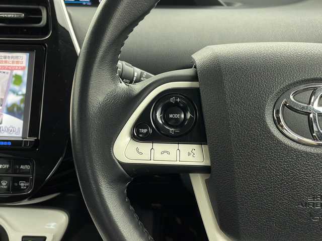 トヨタ プリウス A 栃木県 2015(平27)年 6.4万km スティールブロンドM 純正9型ナビ/　　CD/DVD/Bluetooth/AM/FM/フルセグTV/トヨタセーフティセンス/・プリクラッシュセーフティ/・レーンディパーチャーアラート/・レーダークルーズコントロール/・オートマチックハイビーム		/インテリジェントクリアランスソナー/ブラインドスポットモニター/パーキングアシスト/ヘッドアップディスプレイ/バックカメラ/ビルトインETC/純正ドライブレコーダー/スマホ充電機能/純正15インチAW/オートライト/LEDライト/フォグランプ/革巻きステアリング/ステアリングリモコン/全席オートウィンドウ/電動格納ミラー　/プッシュスタート/スマートキー/スペア１本