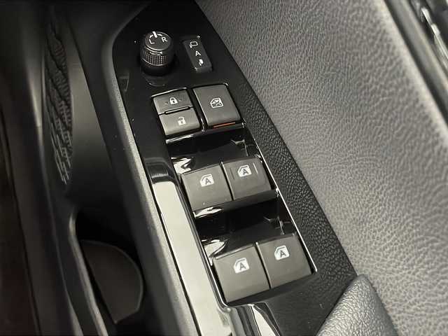 トヨタ プリウス A 栃木県 2015(平27)年 6.4万km スティールブロンドM 純正9型ナビ/　　CD/DVD/Bluetooth/AM/FM/フルセグTV/トヨタセーフティセンス/・プリクラッシュセーフティ/・レーンディパーチャーアラート/・レーダークルーズコントロール/・オートマチックハイビーム		/インテリジェントクリアランスソナー/ブラインドスポットモニター/パーキングアシスト/ヘッドアップディスプレイ/バックカメラ/ビルトインETC/純正ドライブレコーダー/スマホ充電機能/純正15インチAW/オートライト/LEDライト/フォグランプ/革巻きステアリング/ステアリングリモコン/全席オートウィンドウ/電動格納ミラー　/プッシュスタート/スマートキー/スペア１本