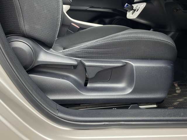 トヨタ プリウス A 栃木県 2015(平27)年 6.4万km スティールブロンドM 純正9型ナビ/　　CD/DVD/Bluetooth/AM/FM/フルセグTV/トヨタセーフティセンス/・プリクラッシュセーフティ/・レーンディパーチャーアラート/・レーダークルーズコントロール/・オートマチックハイビーム		/インテリジェントクリアランスソナー/ブラインドスポットモニター/パーキングアシスト/ヘッドアップディスプレイ/バックカメラ/ビルトインETC/純正ドライブレコーダー/スマホ充電機能/純正15インチAW/オートライト/LEDライト/フォグランプ/革巻きステアリング/ステアリングリモコン/全席オートウィンドウ/電動格納ミラー　/プッシュスタート/スマートキー/スペア１本