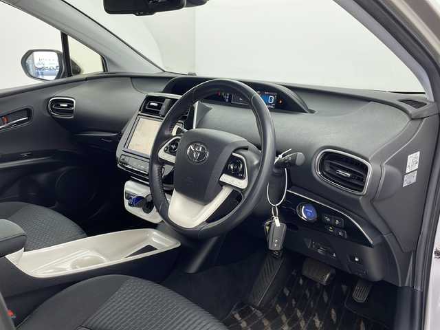 トヨタ プリウス A 栃木県 2015(平27)年 6.4万km スティールブロンドM 純正9型ナビ/　　CD/DVD/Bluetooth/AM/FM/フルセグTV/トヨタセーフティセンス/・プリクラッシュセーフティ/・レーンディパーチャーアラート/・レーダークルーズコントロール/・オートマチックハイビーム		/インテリジェントクリアランスソナー/ブラインドスポットモニター/パーキングアシスト/ヘッドアップディスプレイ/バックカメラ/ビルトインETC/純正ドライブレコーダー/スマホ充電機能/純正15インチAW/オートライト/LEDライト/フォグランプ/革巻きステアリング/ステアリングリモコン/全席オートウィンドウ/電動格納ミラー　/プッシュスタート/スマートキー/スペア１本