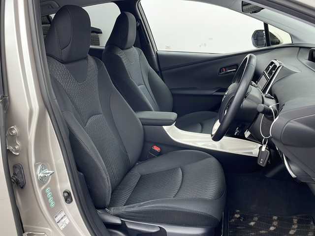 トヨタ プリウス A 栃木県 2015(平27)年 6.4万km スティールブロンドM 純正9型ナビ/　　CD/DVD/Bluetooth/AM/FM/フルセグTV/トヨタセーフティセンス/・プリクラッシュセーフティ/・レーンディパーチャーアラート/・レーダークルーズコントロール/・オートマチックハイビーム		/インテリジェントクリアランスソナー/ブラインドスポットモニター/パーキングアシスト/ヘッドアップディスプレイ/バックカメラ/ビルトインETC/純正ドライブレコーダー/スマホ充電機能/純正15インチAW/オートライト/LEDライト/フォグランプ/革巻きステアリング/ステアリングリモコン/全席オートウィンドウ/電動格納ミラー　/プッシュスタート/スマートキー/スペア１本
