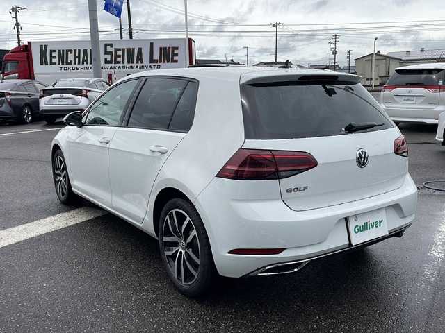 フォルクスワーゲン ゴルフ TSI ハイライン テックED 新潟県 2018(平30)年 2.8万km ピュアホワイト 純正メモリナビ/〈BT／AM／FM／DVD〉/バックカメラ/前方ドライブレコーダー/〈DR-S2-VW〉/アダプティブクルーズコントロール/アイドリングストップ/パドルシフト/ステアリングスイッチ/音声認識機能/LEDヘッドライト/オートマチックハイビーム/ビルトインETC/チャイルドロック/WACエアコン/スマートキー/スペアキー