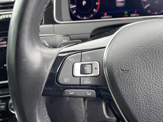 フォルクスワーゲン ゴルフ TSI ハイライン テックED 新潟県 2018(平30)年 2.8万km ピュアホワイト 純正メモリナビ/〈BT／AM／FM／DVD〉/バックカメラ/前方ドライブレコーダー/〈DR-S2-VW〉/アダプティブクルーズコントロール/アイドリングストップ/パドルシフト/ステアリングスイッチ/音声認識機能/LEDヘッドライト/オートマチックハイビーム/ビルトインETC/チャイルドロック/WACエアコン/スマートキー/スペアキー