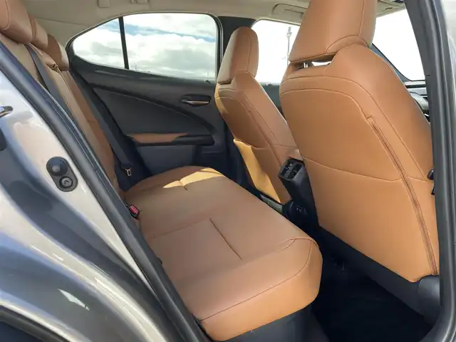 レクサス ＵＸ 250h バージョンC 鳥取県 2019(平31)年 5.5万km ソニックチタニウム 純正ナビ／フルセグ／ＤＶＤ／ＣＤ／ＢＴ/バックカメラ/ビルトインＥＴＣ/前後ドライブレコーダー/電動サンルーフ/ブラウンレザーシート/前席パワーシート/前席シートヒーター/プリクラッシュセーフティ/レーダークルーズコントロール/ＬＥＤヘットライト/純正フォグライト/前後クリアランスソナー/純正17インチアルミホイール/フロアマット