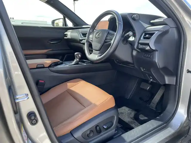 レクサス ＵＸ 250h バージョンC 鳥取県 2019(平31)年 5.5万km ソニックチタニウム 純正ナビ／フルセグ／ＤＶＤ／ＣＤ／ＢＴ/バックカメラ/ビルトインＥＴＣ/前後ドライブレコーダー/電動サンルーフ/ブラウンレザーシート/前席パワーシート/前席シートヒーター/プリクラッシュセーフティ/レーダークルーズコントロール/ＬＥＤヘットライト/純正フォグライト/前後クリアランスソナー/純正17インチアルミホイール/フロアマット
