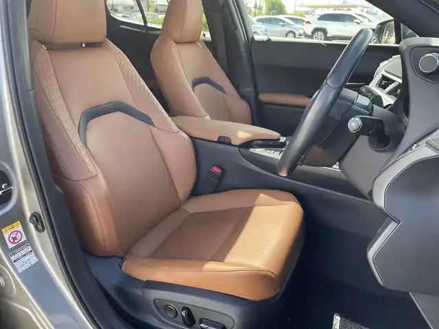 レクサス ＵＸ 250h バージョンC 鳥取県 2019(平31)年 5.5万km ソニックチタニウム 純正ナビ／フルセグ／ＤＶＤ／ＣＤ／ＢＴ/バックカメラ/ビルトインＥＴＣ/前後ドライブレコーダー/電動サンルーフ/ブラウンレザーシート/前席パワーシート/前席シートヒーター/プリクラッシュセーフティ/レーダークルーズコントロール/ＬＥＤヘットライト/純正フォグライト/前後クリアランスソナー/純正17インチアルミホイール/フロアマット