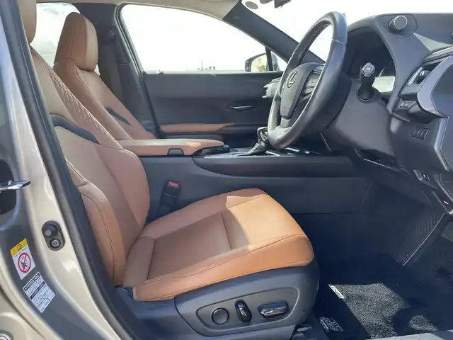 レクサス ＵＸ 250h バージョンC 鳥取県 2019(平31)年 5.5万km ソニックチタニウム 純正ナビ／フルセグ／ＤＶＤ／ＣＤ／ＢＴ/バックカメラ/ビルトインＥＴＣ/前後ドライブレコーダー/電動サンルーフ/ブラウンレザーシート/前席パワーシート/前席シートヒーター/プリクラッシュセーフティ/レーダークルーズコントロール/ＬＥＤヘットライト/純正フォグライト/前後クリアランスソナー/純正17インチアルミホイール/フロアマット