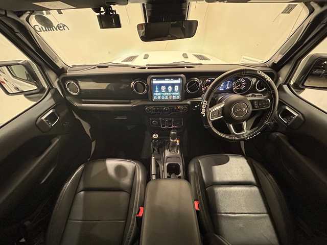 クライスラー・ジープ ジープ ラングラー アンリミテッド サハラ アルティチュード 熊本県 2023(令5)年 1.1万km ブライトホワイト ・スマートキー/・プッシュスタート/・自動緊急ブレーキ/・前後パークセンス/・ブラインドスポットモニター/・ヒルスタートアシスト/・オートディムハイビーム/・クルーズコントロール(追従式)/・黒革シート/・前席シートヒーター /・純正メモリナビ/　【BT・USB・AUX・AppleCarPlay・AndroidAuto】/・ALPINEサウンドシステム/・フルセグTV/・バックカメラ/・フロント＆サイドカメラ/・ETC2.0/・ドライブレコーダー(前後録画)/・LEDヘッドランプ/・LEDフォグランプ/・純正ラバーマット