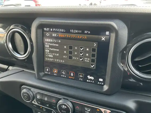 クライスラー・ジープ ジープ ラングラー アンリミテッド サハラ アルティチュード 熊本県 2023(令5)年 1.1万km ブライトホワイト ・スマートキー/・プッシュスタート/・自動緊急ブレーキ/・前後パークセンス/・ブラインドスポットモニター/・ヒルスタートアシスト/・オートディムハイビーム/・クルーズコントロール(追従式)/・黒革シート/・前席シートヒーター /・純正メモリナビ/　【BT・USB・AUX・AppleCarPlay・AndroidAuto】/・ALPINEサウンドシステム/・フルセグTV/・バックカメラ/・フロント＆サイドカメラ/・ETC2.0/・ドライブレコーダー(前後録画)/・LEDヘッドランプ/・LEDフォグランプ/・純正ラバーマット