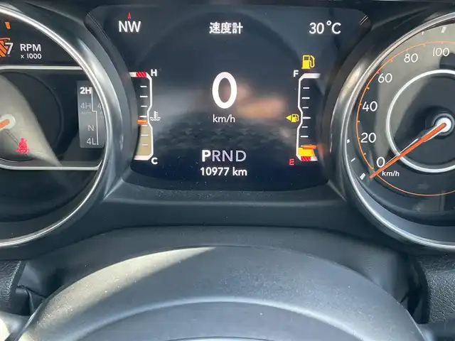クライスラー・ジープ ジープ ラングラー アンリミテッド サハラ アルティチュード 熊本県 2023(令5)年 1.1万km ブライトホワイト ・スマートキー/・プッシュスタート/・自動緊急ブレーキ/・前後パークセンス/・ブラインドスポットモニター/・ヒルスタートアシスト/・オートディムハイビーム/・クルーズコントロール(追従式)/・黒革シート/・前席シートヒーター /・純正メモリナビ/　【BT・USB・AUX・AppleCarPlay・AndroidAuto】/・ALPINEサウンドシステム/・フルセグTV/・バックカメラ/・フロント＆サイドカメラ/・ETC2.0/・ドライブレコーダー(前後録画)/・LEDヘッドランプ/・LEDフォグランプ/・純正ラバーマット