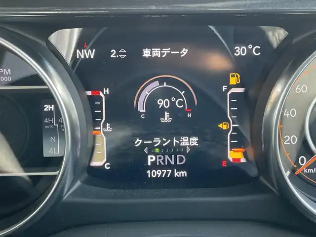 クライスラー・ジープ ジープ ラングラー アンリミテッド サハラ アルティチュード 熊本県 2023(令5)年 1.1万km ブライトホワイト ・スマートキー/・プッシュスタート/・自動緊急ブレーキ/・前後パークセンス/・ブラインドスポットモニター/・ヒルスタートアシスト/・オートディムハイビーム/・クルーズコントロール(追従式)/・黒革シート/・前席シートヒーター /・純正メモリナビ/　【BT・USB・AUX・AppleCarPlay・AndroidAuto】/・ALPINEサウンドシステム/・フルセグTV/・バックカメラ/・フロント＆サイドカメラ/・ETC2.0/・ドライブレコーダー(前後録画)/・LEDヘッドランプ/・LEDフォグランプ/・純正ラバーマット