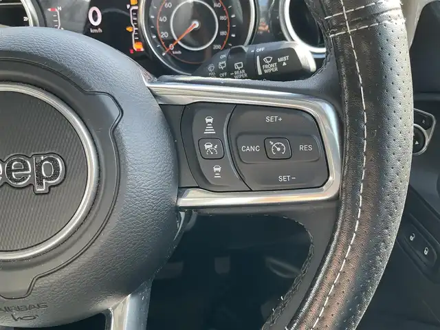 クライスラー・ジープ ジープ ラングラー アンリミテッド サハラ アルティチュード 熊本県 2023(令5)年 1.1万km ブライトホワイト ・スマートキー/・プッシュスタート/・自動緊急ブレーキ/・前後パークセンス/・ブラインドスポットモニター/・ヒルスタートアシスト/・オートディムハイビーム/・クルーズコントロール(追従式)/・黒革シート/・前席シートヒーター /・純正メモリナビ/　【BT・USB・AUX・AppleCarPlay・AndroidAuto】/・ALPINEサウンドシステム/・フルセグTV/・バックカメラ/・フロント＆サイドカメラ/・ETC2.0/・ドライブレコーダー(前後録画)/・LEDヘッドランプ/・LEDフォグランプ/・純正ラバーマット