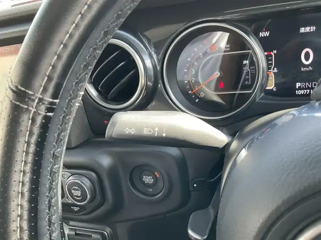 クライスラー・ジープ ジープ ラングラー アンリミテッド サハラ アルティチュード 熊本県 2023(令5)年 1.1万km ブライトホワイト ・スマートキー/・プッシュスタート/・自動緊急ブレーキ/・前後パークセンス/・ブラインドスポットモニター/・ヒルスタートアシスト/・オートディムハイビーム/・クルーズコントロール(追従式)/・黒革シート/・前席シートヒーター /・純正メモリナビ/　【BT・USB・AUX・AppleCarPlay・AndroidAuto】/・ALPINEサウンドシステム/・フルセグTV/・バックカメラ/・フロント＆サイドカメラ/・ETC2.0/・ドライブレコーダー(前後録画)/・LEDヘッドランプ/・LEDフォグランプ/・純正ラバーマット