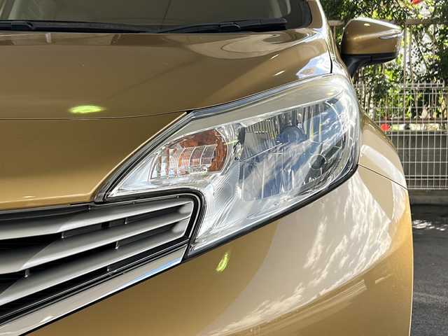 日産 ノート メダリスト X 京都府 2015(平27)年 6.6万km ビートニックゴールド 純正7インチナビ/フルセグTV/Bluetooth Audio/衝突軽減装置/レーンキープアシスト/禁煙車/ハーフレザーシート/ウインカーミラー/アイドリングストップ/ETC/オートライト/純正フロアマット/純正ホイールカバー/リアワイパー/取扱説明書/スマートキースペア