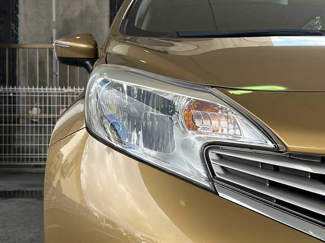 日産 ノート メダリスト X 京都府 2015(平27)年 6.6万km ビートニックゴールド 純正7インチナビ/フルセグTV/Bluetooth Audio/衝突軽減装置/レーンキープアシスト/禁煙車/ハーフレザーシート/ウインカーミラー/アイドリングストップ/ETC/オートライト/純正フロアマット/純正ホイールカバー/リアワイパー/取扱説明書/スマートキースペア