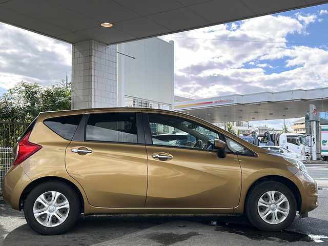 日産 ノート メダリスト X 京都府 2015(平27)年 6.6万km ビートニックゴールド 純正7インチナビ/フルセグTV/Bluetooth Audio/衝突軽減装置/レーンキープアシスト/禁煙車/ハーフレザーシート/ウインカーミラー/アイドリングストップ/ETC/オートライト/純正フロアマット/純正ホイールカバー/リアワイパー/取扱説明書/スマートキースペア
