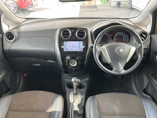 日産 ノート メダリスト X 京都府 2015(平27)年 6.6万km ビートニックゴールド 純正7インチナビ/フルセグTV/Bluetooth Audio/衝突軽減装置/レーンキープアシスト/禁煙車/ハーフレザーシート/ウインカーミラー/アイドリングストップ/ETC/オートライト/純正フロアマット/純正ホイールカバー/リアワイパー/取扱説明書/スマートキースペア