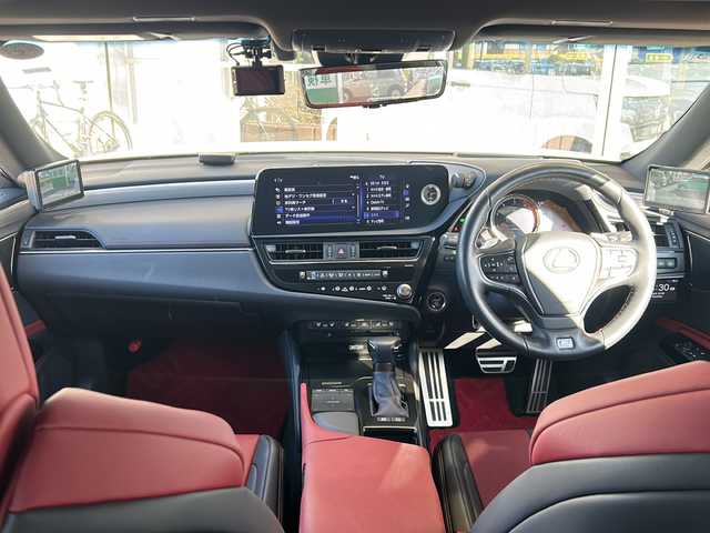 レクサス ＥＳ 300h Fスポーツ 静岡県 2022(令4)年 3.7万km ホワイトノーヴァガラスフレーク 純正ナビ/・AM/FM/・CD/DVD/・サウンドライブラリ/・SD/・USB/・Bluetooth/・Miracast/・AUX/・フルセグTV/主要装備/・ＴＲＤエアロ/・マフラー４本出し/・マークレビンソンサウンドシステム/・デジタルアウターミラー/・デジタルインナーミラー/・全方位カメラ/・パワートランク/・前後ドライブレコーダー/・SUPER CATレーダー探知機/・黒／赤レザー/・純正１９インチＡＷ(ブラック)/・オレンジキャリパー/・ヘッドアップディスプレイ/・ビルトインＥＴＣ2.0/・パワーシート/・サンルーフ/・シートヒーター＆ベンチレーション/・ステアリングヒーター