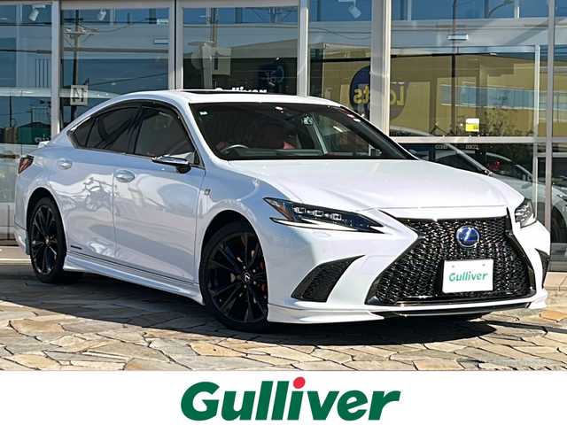レクサス ＥＳ 300h Fスポーツ 静岡県 2022(令4)年 3.7万km ホワイトノーヴァガラスフレーク 純正ナビ/・AM/FM/・CD/DVD/・サウンドライブラリ/・SD/・USB/・Bluetooth/・Miracast/・AUX/・フルセグTV/主要装備/・ＴＲＤエアロ/・マフラー４本出し/・マークレビンソンサウンドシステム/・デジタルアウターミラー/・デジタルインナーミラー/・全方位カメラ/・パワートランク/・前後ドライブレコーダー/・SUPER CATレーダー探知機/・黒／赤レザー/・純正１９インチＡＷ(ブラック)/・オレンジキャリパー/・ヘッドアップディスプレイ/・ビルトインＥＴＣ2.0/・パワーシート/・サンルーフ/・シートヒーター＆ベンチレーション/・ステアリングヒーター