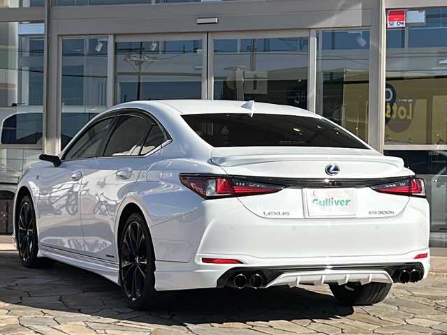 レクサス ＥＳ 300h Fスポーツ 静岡県 2022(令4)年 3.7万km ホワイトノーヴァガラスフレーク 純正ナビ/・AM/FM/・CD/DVD/・サウンドライブラリ/・SD/・USB/・Bluetooth/・Miracast/・AUX/・フルセグTV/主要装備/・ＴＲＤエアロ/・マフラー４本出し/・マークレビンソンサウンドシステム/・デジタルアウターミラー/・デジタルインナーミラー/・全方位カメラ/・パワートランク/・前後ドライブレコーダー/・SUPER CATレーダー探知機/・黒／赤レザー/・純正１９インチＡＷ(ブラック)/・オレンジキャリパー/・ヘッドアップディスプレイ/・ビルトインＥＴＣ2.0/・パワーシート/・サンルーフ/・シートヒーター＆ベンチレーション/・ステアリングヒーター
