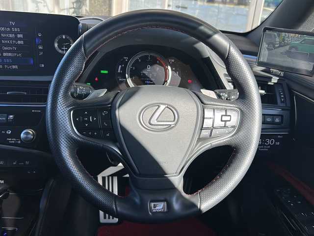 レクサス ＥＳ 300h Fスポーツ 静岡県 2022(令4)年 3.7万km ホワイトノーヴァガラスフレーク 純正ナビ/・AM/FM/・CD/DVD/・サウンドライブラリ/・SD/・USB/・Bluetooth/・Miracast/・AUX/・フルセグTV/主要装備/・ＴＲＤエアロ/・マフラー４本出し/・マークレビンソンサウンドシステム/・デジタルアウターミラー/・デジタルインナーミラー/・全方位カメラ/・パワートランク/・前後ドライブレコーダー/・SUPER CATレーダー探知機/・黒／赤レザー/・純正１９インチＡＷ(ブラック)/・オレンジキャリパー/・ヘッドアップディスプレイ/・ビルトインＥＴＣ2.0/・パワーシート/・サンルーフ/・シートヒーター＆ベンチレーション/・ステアリングヒーター