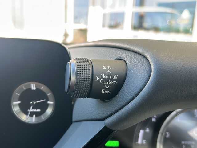 レクサス ＥＳ 300h Fスポーツ 静岡県 2022(令4)年 3.7万km ホワイトノーヴァガラスフレーク 純正ナビ/・AM/FM/・CD/DVD/・サウンドライブラリ/・SD/・USB/・Bluetooth/・Miracast/・AUX/・フルセグTV/主要装備/・ＴＲＤエアロ/・マフラー４本出し/・マークレビンソンサウンドシステム/・デジタルアウターミラー/・デジタルインナーミラー/・全方位カメラ/・パワートランク/・前後ドライブレコーダー/・SUPER CATレーダー探知機/・黒／赤レザー/・純正１９インチＡＷ(ブラック)/・オレンジキャリパー/・ヘッドアップディスプレイ/・ビルトインＥＴＣ2.0/・パワーシート/・サンルーフ/・シートヒーター＆ベンチレーション/・ステアリングヒーター