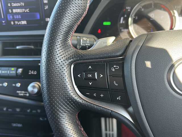 レクサス ＥＳ 300h Fスポーツ 静岡県 2022(令4)年 3.7万km ホワイトノーヴァガラスフレーク 純正ナビ/・AM/FM/・CD/DVD/・サウンドライブラリ/・SD/・USB/・Bluetooth/・Miracast/・AUX/・フルセグTV/主要装備/・ＴＲＤエアロ/・マフラー４本出し/・マークレビンソンサウンドシステム/・デジタルアウターミラー/・デジタルインナーミラー/・全方位カメラ/・パワートランク/・前後ドライブレコーダー/・SUPER CATレーダー探知機/・黒／赤レザー/・純正１９インチＡＷ(ブラック)/・オレンジキャリパー/・ヘッドアップディスプレイ/・ビルトインＥＴＣ2.0/・パワーシート/・サンルーフ/・シートヒーター＆ベンチレーション/・ステアリングヒーター