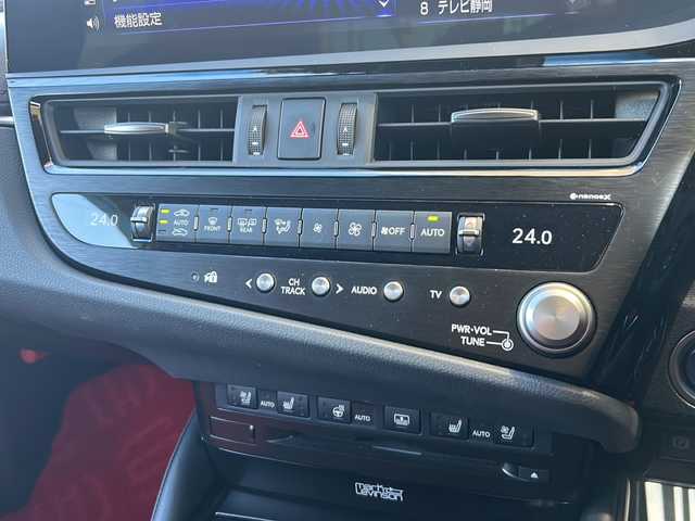 レクサス ＥＳ 300h Fスポーツ 静岡県 2022(令4)年 3.7万km ホワイトノーヴァガラスフレーク 純正ナビ/・AM/FM/・CD/DVD/・サウンドライブラリ/・SD/・USB/・Bluetooth/・Miracast/・AUX/・フルセグTV/主要装備/・ＴＲＤエアロ/・マフラー４本出し/・マークレビンソンサウンドシステム/・デジタルアウターミラー/・デジタルインナーミラー/・全方位カメラ/・パワートランク/・前後ドライブレコーダー/・SUPER CATレーダー探知機/・黒／赤レザー/・純正１９インチＡＷ(ブラック)/・オレンジキャリパー/・ヘッドアップディスプレイ/・ビルトインＥＴＣ2.0/・パワーシート/・サンルーフ/・シートヒーター＆ベンチレーション/・ステアリングヒーター