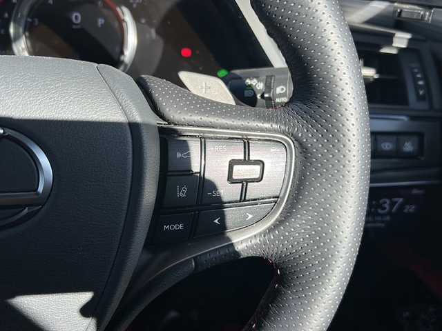 レクサス ＥＳ 300h Fスポーツ 静岡県 2022(令4)年 3.7万km ホワイトノーヴァガラスフレーク 純正ナビ/・AM/FM/・CD/DVD/・サウンドライブラリ/・SD/・USB/・Bluetooth/・Miracast/・AUX/・フルセグTV/主要装備/・ＴＲＤエアロ/・マフラー４本出し/・マークレビンソンサウンドシステム/・デジタルアウターミラー/・デジタルインナーミラー/・全方位カメラ/・パワートランク/・前後ドライブレコーダー/・SUPER CATレーダー探知機/・黒／赤レザー/・純正１９インチＡＷ(ブラック)/・オレンジキャリパー/・ヘッドアップディスプレイ/・ビルトインＥＴＣ2.0/・パワーシート/・サンルーフ/・シートヒーター＆ベンチレーション/・ステアリングヒーター