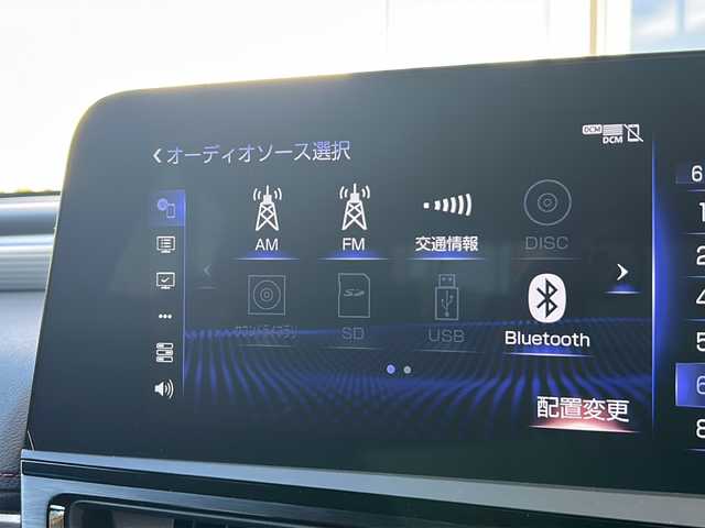 レクサス ＥＳ 300h Fスポーツ 静岡県 2022(令4)年 3.7万km ホワイトノーヴァガラスフレーク 純正ナビ/・AM/FM/・CD/DVD/・サウンドライブラリ/・SD/・USB/・Bluetooth/・Miracast/・AUX/・フルセグTV/主要装備/・ＴＲＤエアロ/・マフラー４本出し/・マークレビンソンサウンドシステム/・デジタルアウターミラー/・デジタルインナーミラー/・全方位カメラ/・パワートランク/・前後ドライブレコーダー/・SUPER CATレーダー探知機/・黒／赤レザー/・純正１９インチＡＷ(ブラック)/・オレンジキャリパー/・ヘッドアップディスプレイ/・ビルトインＥＴＣ2.0/・パワーシート/・サンルーフ/・シートヒーター＆ベンチレーション/・ステアリングヒーター