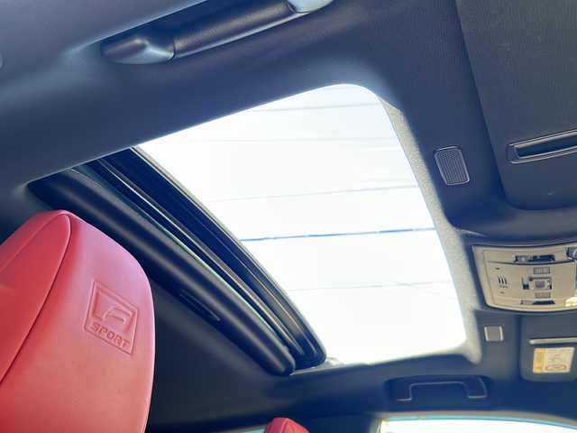 レクサス ＥＳ 300h Fスポーツ 静岡県 2022(令4)年 3.7万km ホワイトノーヴァガラスフレーク 純正ナビ/・AM/FM/・CD/DVD/・サウンドライブラリ/・SD/・USB/・Bluetooth/・Miracast/・AUX/・フルセグTV/主要装備/・ＴＲＤエアロ/・マフラー４本出し/・マークレビンソンサウンドシステム/・デジタルアウターミラー/・デジタルインナーミラー/・全方位カメラ/・パワートランク/・前後ドライブレコーダー/・SUPER CATレーダー探知機/・黒／赤レザー/・純正１９インチＡＷ(ブラック)/・オレンジキャリパー/・ヘッドアップディスプレイ/・ビルトインＥＴＣ2.0/・パワーシート/・サンルーフ/・シートヒーター＆ベンチレーション/・ステアリングヒーター